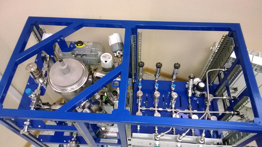 Вакуумная и газовая система установки во время монтажа Вакуумная и газовая система установки во время монтажа